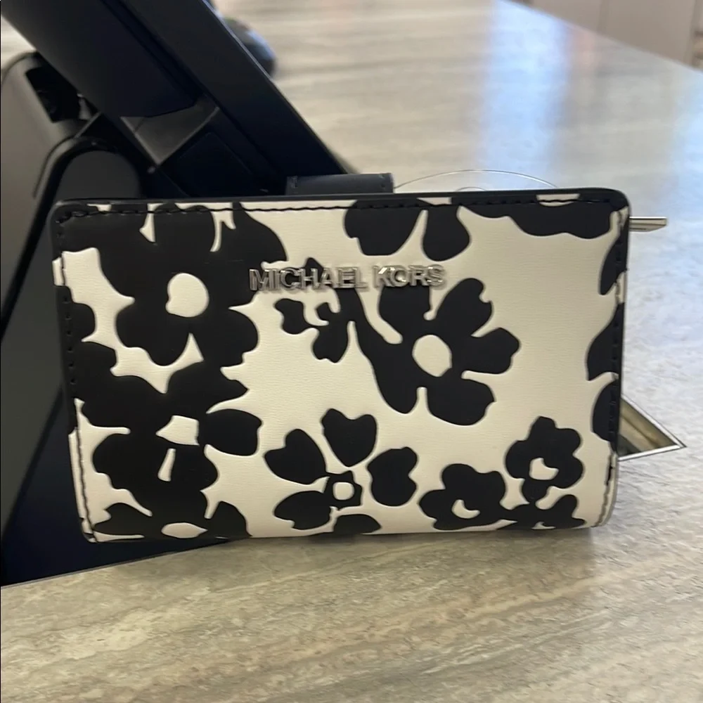 Michael Kors Jet Set Medium Floral Print Bi-Fold Wallet
Black
NWT - Picture 1 of 16